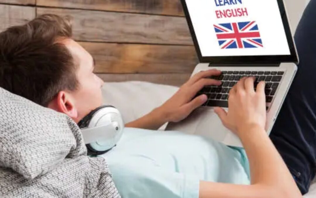 Imagen de una persona estudiando inglés en su teléfono durante un viaje en metro